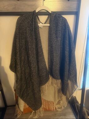 Cozy Two-Tone Fringe Wrap Shawl - Charcoal & Cream